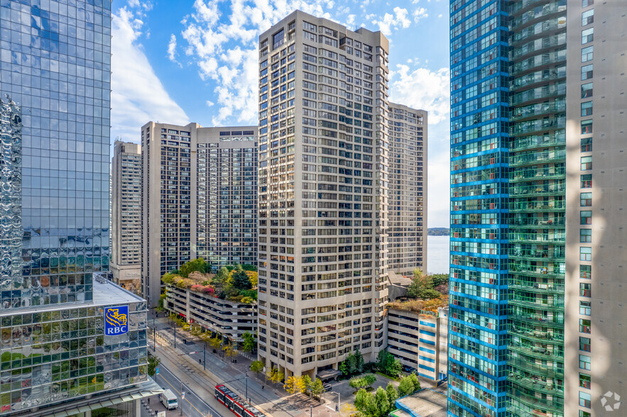 33 Harbour Sq, Toronto, ON à vendre - Photo du bâtiment - Image 3 de 3