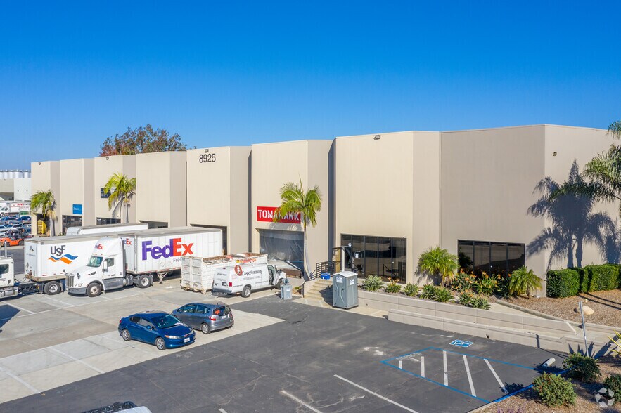 8925 Carroll Way, San Diego, CA à louer - Photo du bâtiment - Image 3 de 4