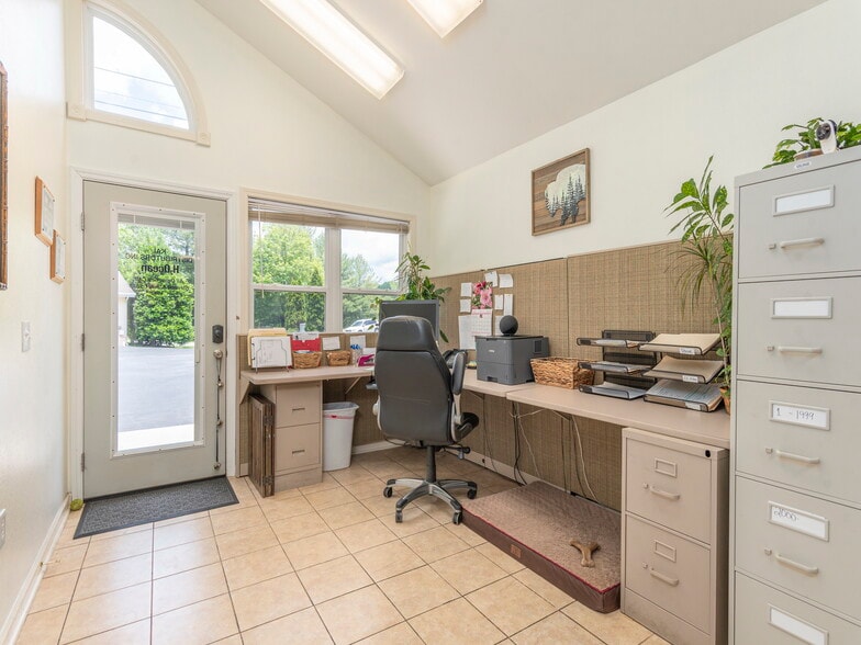 20-24 Park Terrace Dr, Clyde, NC for sale - Interior Photo - Image 3 of 27