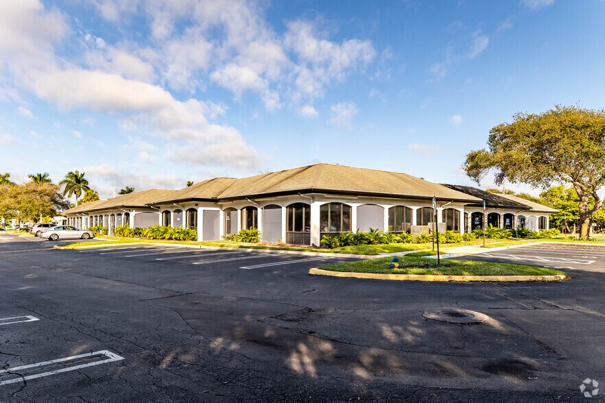 Dumar Plaza portefeuille de 5 propriétés à vendre sur LoopNet.ca - Photo du bâtiment - Image 3 de 10