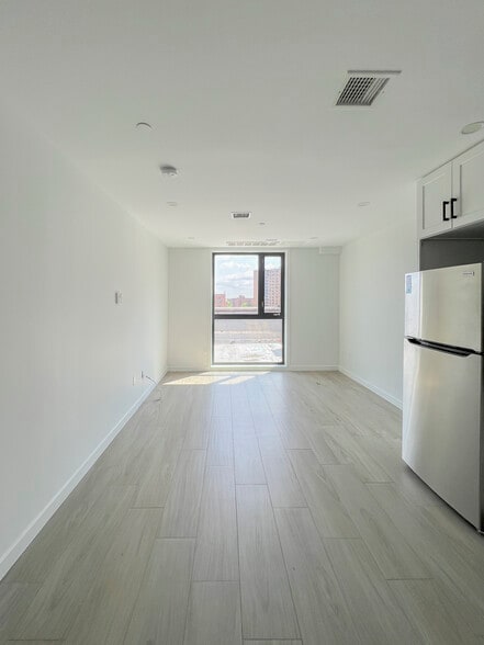 5544 97th Pl, Corona, NY for sale - Interior Photo - Image 2 of 9