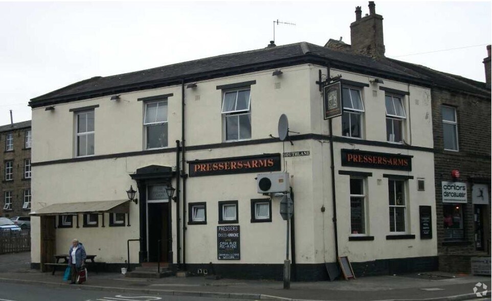 2 South Ln, Elland à louer - Photo du bâtiment - Image 2 de 4