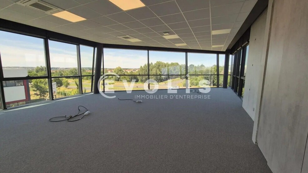 Office in Chanteloup-en-Brie for lease - Building Photo - Image 2 of 9