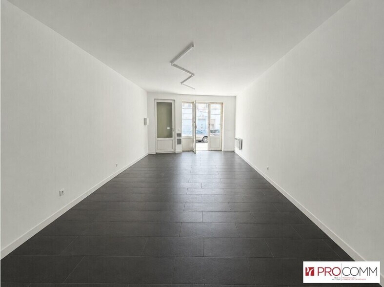 Retail in Nimes for lease - Interior Photo - Image 1 of 3