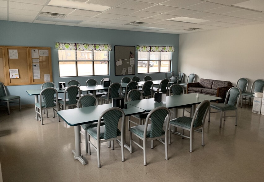 1301 Cheri Blvd, Marinette, WI for sale - Interior Photo - Image 3 of 10