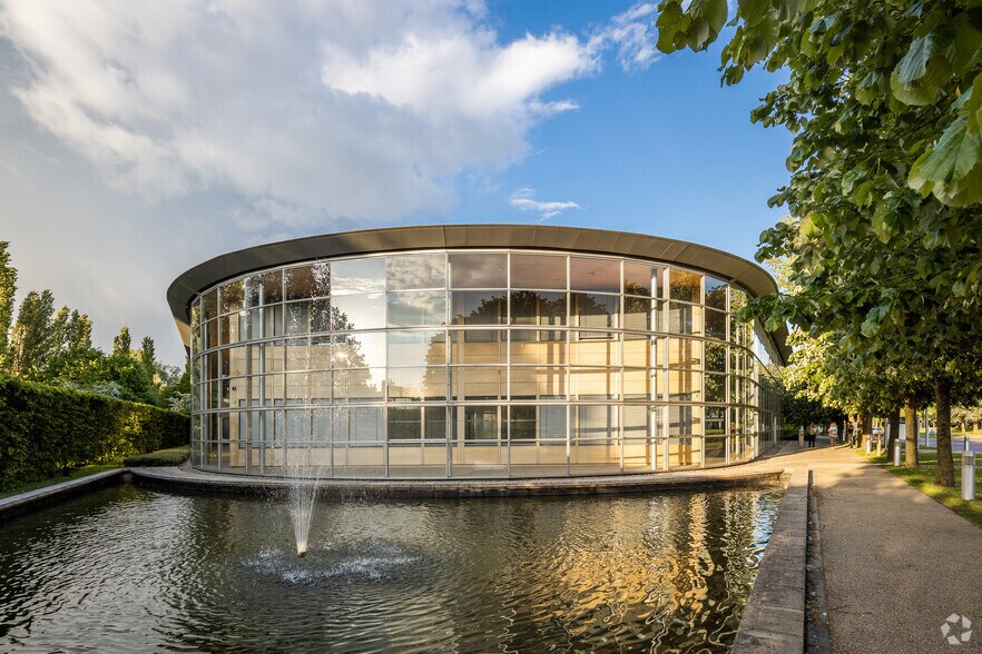 2 The Square, Uxbridge à vendre - Photo du bâtiment - Image 1 de 6