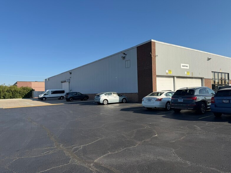 1001 Foster Ave, Bensenville, IL à louer - Photo du bâtiment - Image 3 de 15
