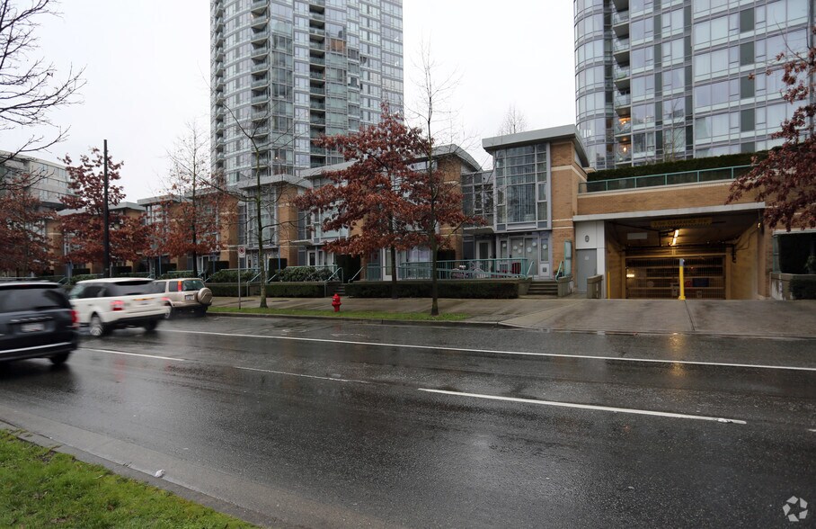 1032 Pacific Blvd, Vancouver, BC à louer - Photo du bâtiment - Image 3 de 3