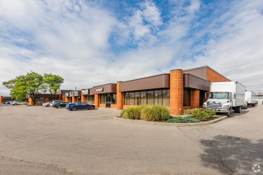 563 Queensway, Mississauga, ON à louer - Photo du bâtiment - Image 2 de 2