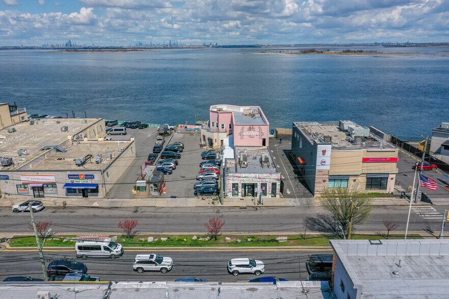 114-04 Beach Channel Dr, Rockaway Park, NY à vendre - Photo du bâtiment - Image 3 de 5