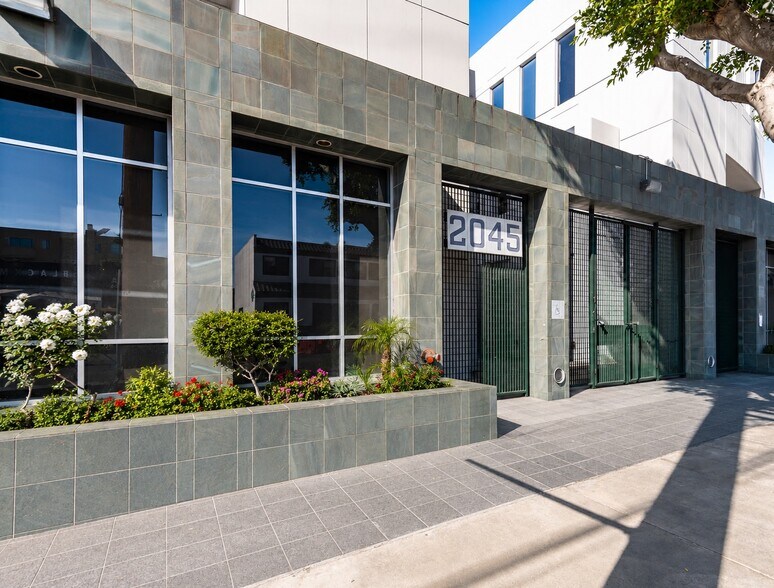 2045 Sawtelle Blvd, Los Angeles, CA à louer - Photo du bâtiment - Image 2 de 2