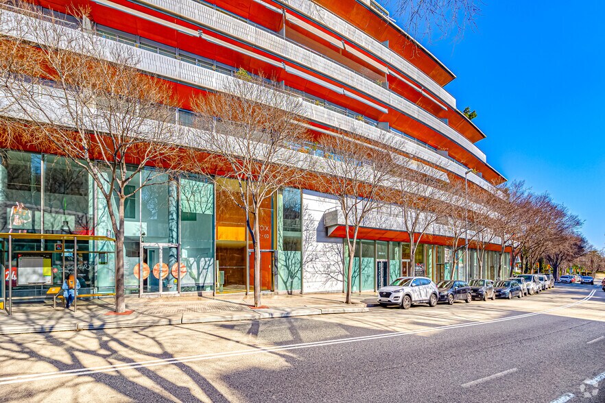 Bureau/Commerce de détail dans Barcelone, Barcelona à louer - Photo du bâtiment - Image 2 de 5