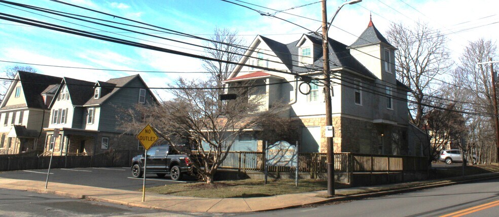 31 Park Ave, Oreland, PA à vendre - Photo du bâtiment - Image 2 de 5