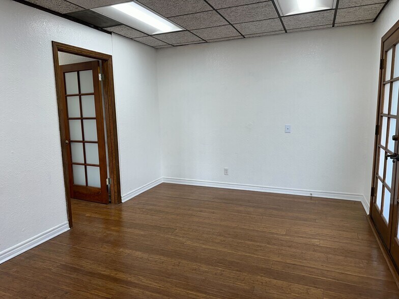 110 Civic Center Dr, Vista, CA à vendre - Photo du bâtiment - Image 3 de 28