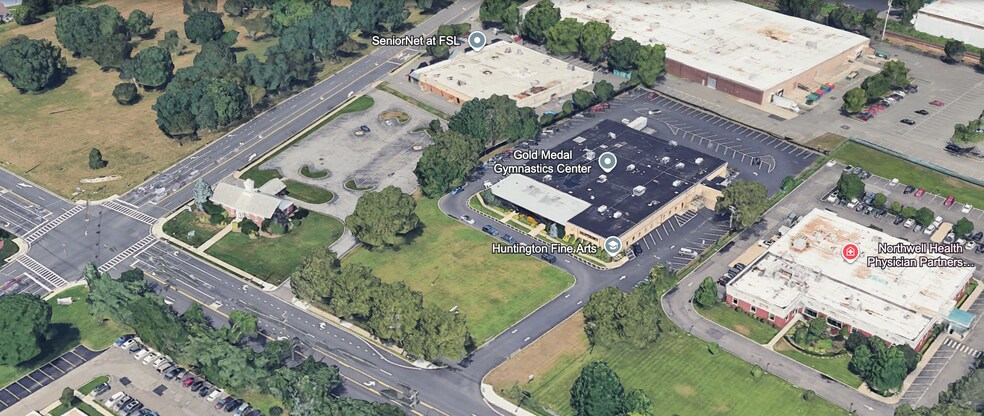 266 Pulaski Rd, Greenlawn, NY à louer - Photo du bâtiment - Image 3 de 5