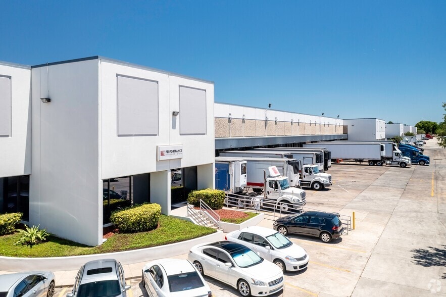 2901 Titan Row, Orlando, FL for lease - Building Photo - Image 3 of 8