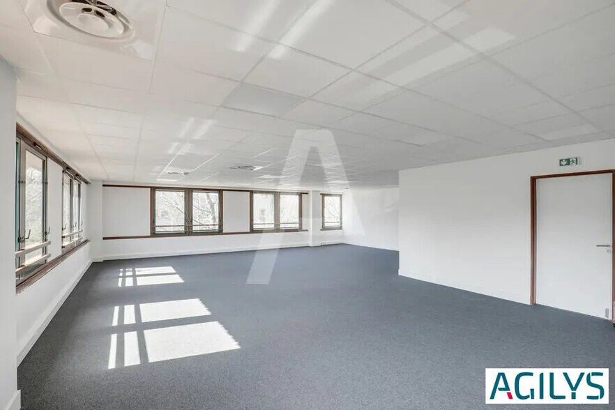 Office in Orsay for lease - Interior Photo - Image 1 of 9