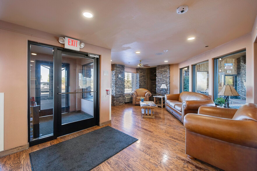 1424 W Pine St, Pinedale, WY for sale - Interior Photo - Image 3 of 59