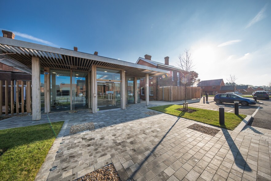 60 Barbados Rd, Bordon à louer - Photo du bâtiment - Image 3 de 3