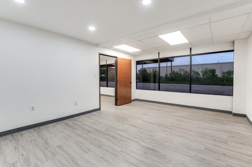 8230-8240 Lovett Ave, Dallas, TX for lease - Interior Photo - Image 3 of 13