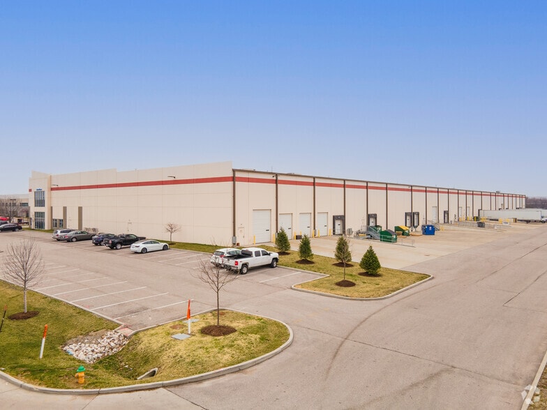 4207-4227 Earth City Expy, Earth City, MO for lease - Building Photo - Image 2 of 6