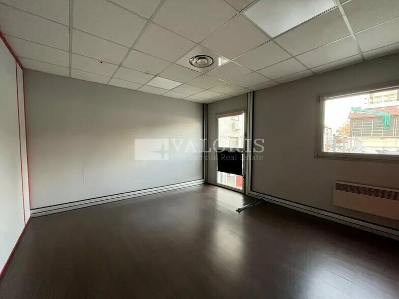 Office in Villeurbanne for lease - Interior Photo - Image 2 of 13