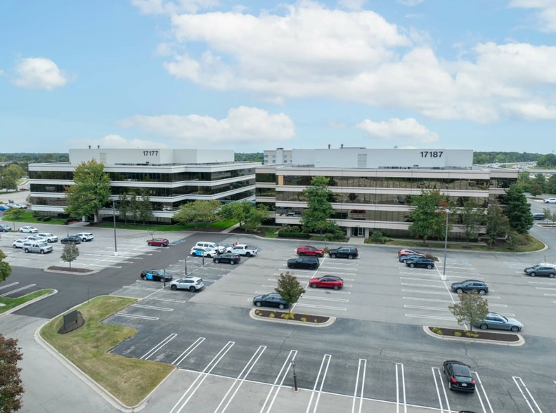 17187 N Laurel Park Dr, Livonia, MI for lease - Building Photo - Image 3 of 6