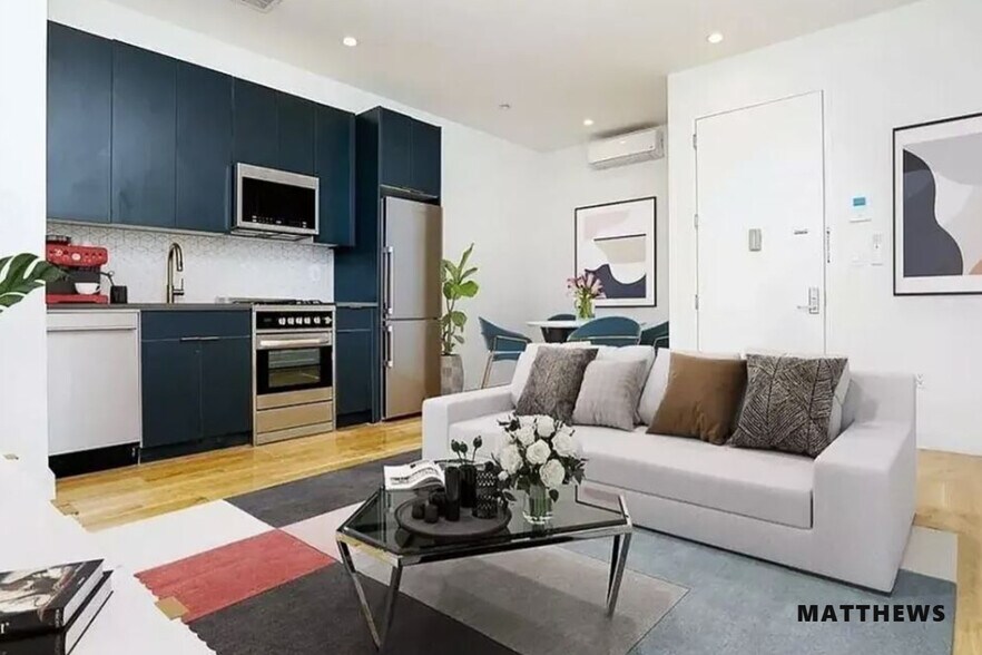 17-26 Woodbine st, Ridgewood, NY à vendre - Photo du bâtiment - Image 2 de 6