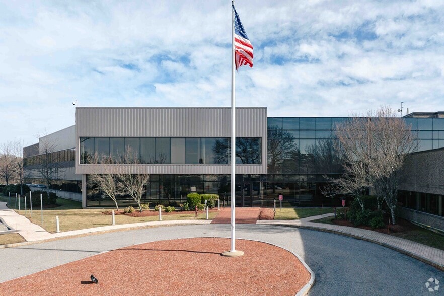 1100 Technology Park Dr, Billerica, MA for lease - Building Photo - Image 2 of 9