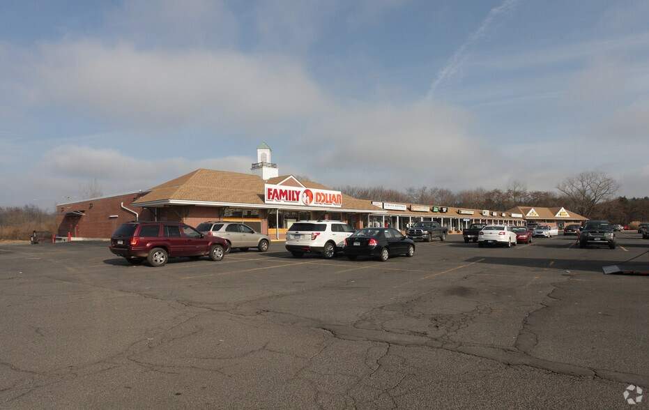 585 Hazard Ave, Enfield, CT à louer - Photo principale - Image 1 de 20