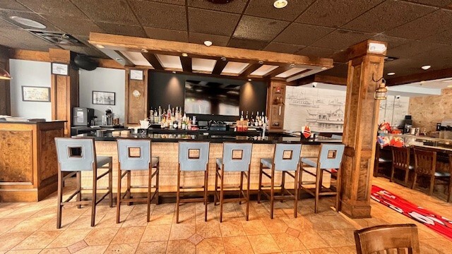 4 Building's & 3 Restaurants Available portfolio of 4 properties for sale on LoopNet.ca - Interior Photo - Image 3 of 23