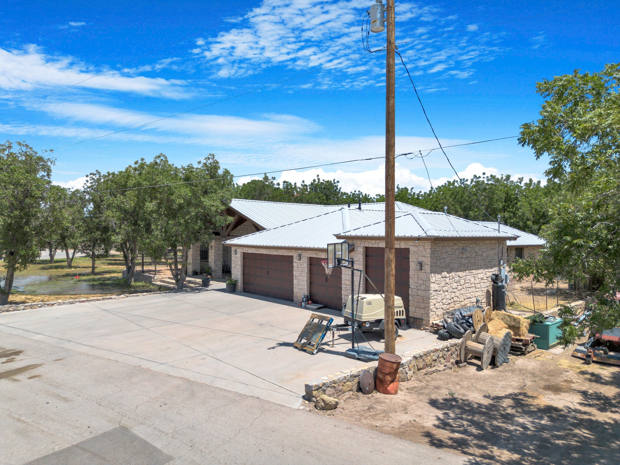 636 Keagle Rd, Socorro, TX for sale Primary Photo- Image 1 of 74