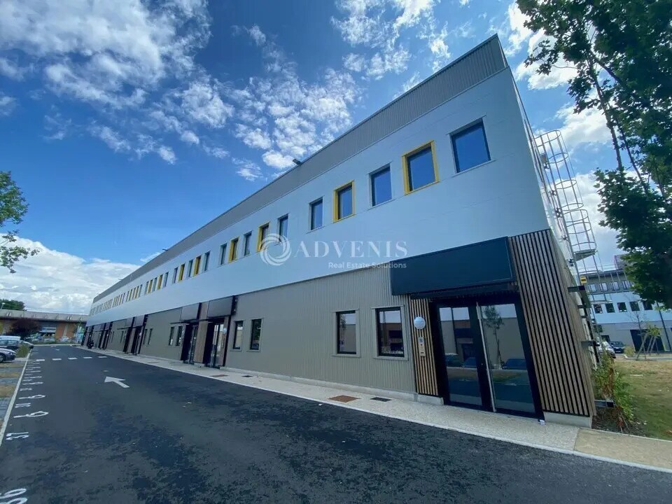 Office in Fresnes for lease Building Photo- Image 1 of 9