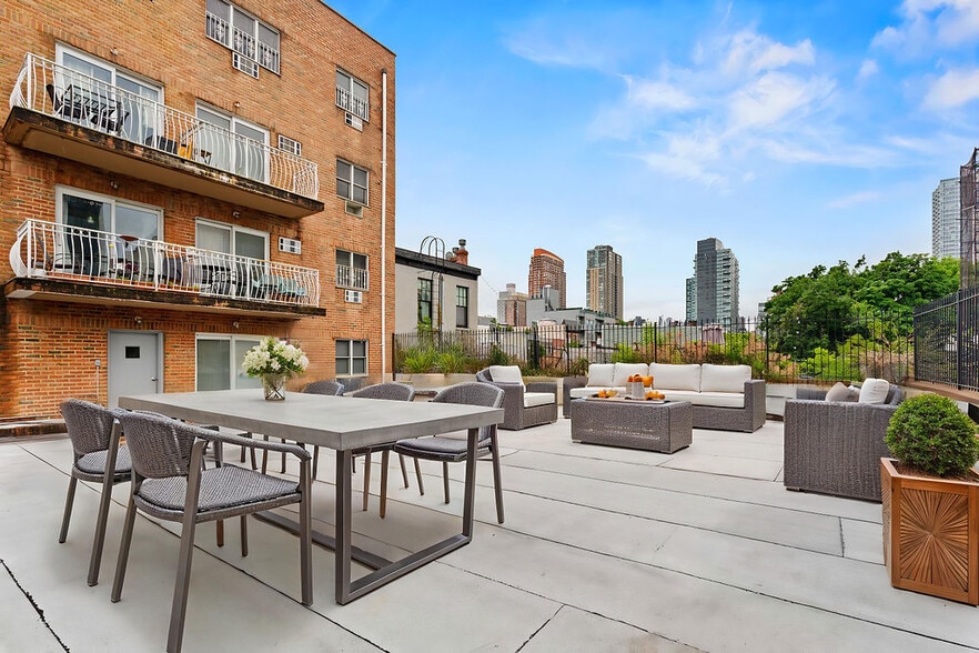 1043 47th Ave, Long Island City, NY for sale - Building Photo - Image 3 of 11