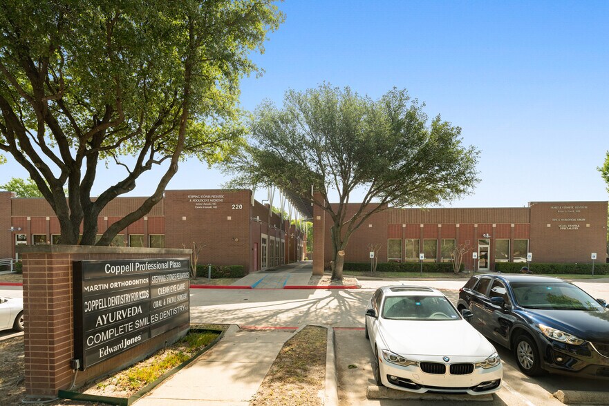 220 S Denton Tap Rd, Coppell, TX à louer - Photo du bâtiment - Image 2 de 17