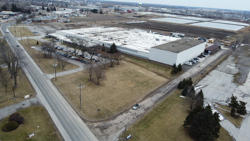 566 Riverview Dr, Chatham-Kent, ON à vendre - Photo du bâtiment - Image 1 de 5