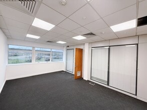 Dunleavy Dr, Cardiff for lease Interior Photo- Image 2 of 2