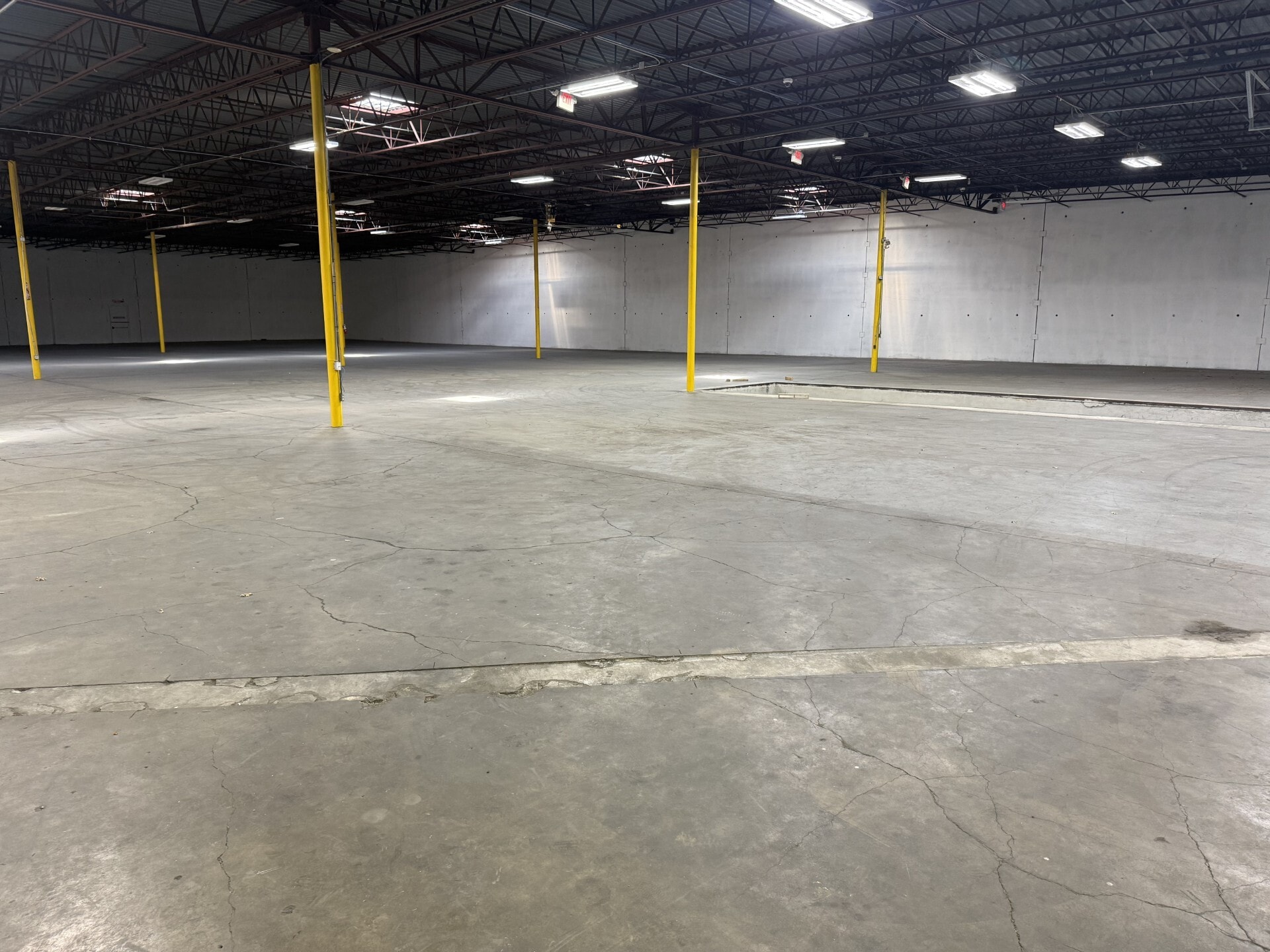 1408 Vinylex Dr, Carrollton, TX for sale Interior Photo- Image 1 of 2