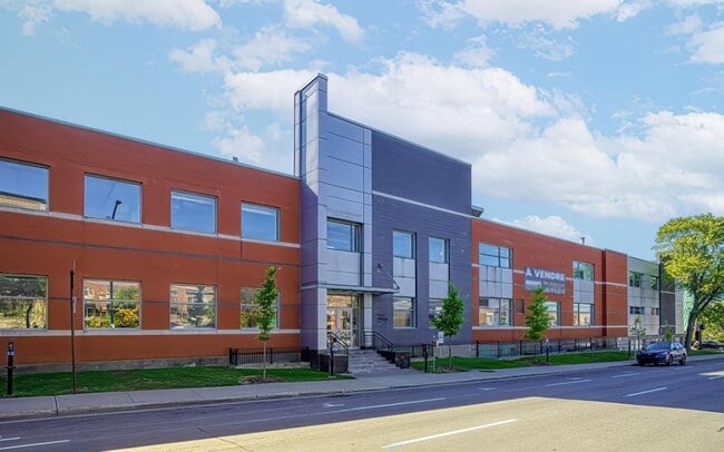 More details for 8480-8490 Boul St-Laurent, Montréal, QC - Industrial for Lease