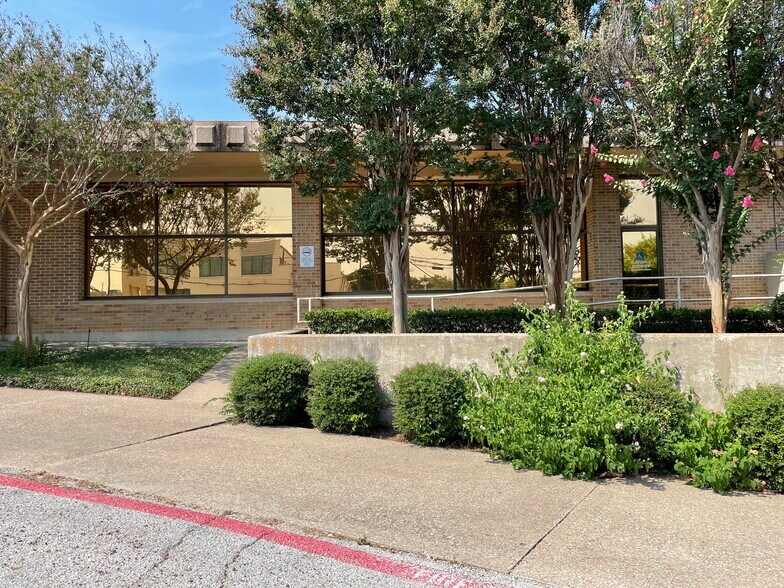5701 Maple Ave, Dallas, TX à louer - Photo du bâtiment - Image 3 de 5