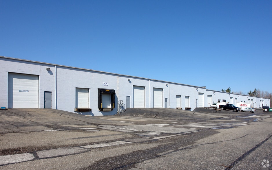 2307 E Aurora Rd, Twinsburg, OH à louer - Photo du bâtiment - Image 1 de 1