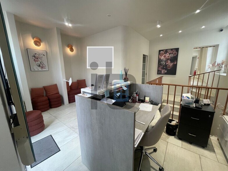 Retail in Paris for lease - Interior Photo - Image 2 of 5