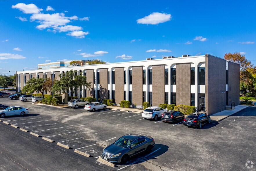 4400 NW Loop 410, San Antonio, TX à louer - Photo du bâtiment - Image 1 de 33