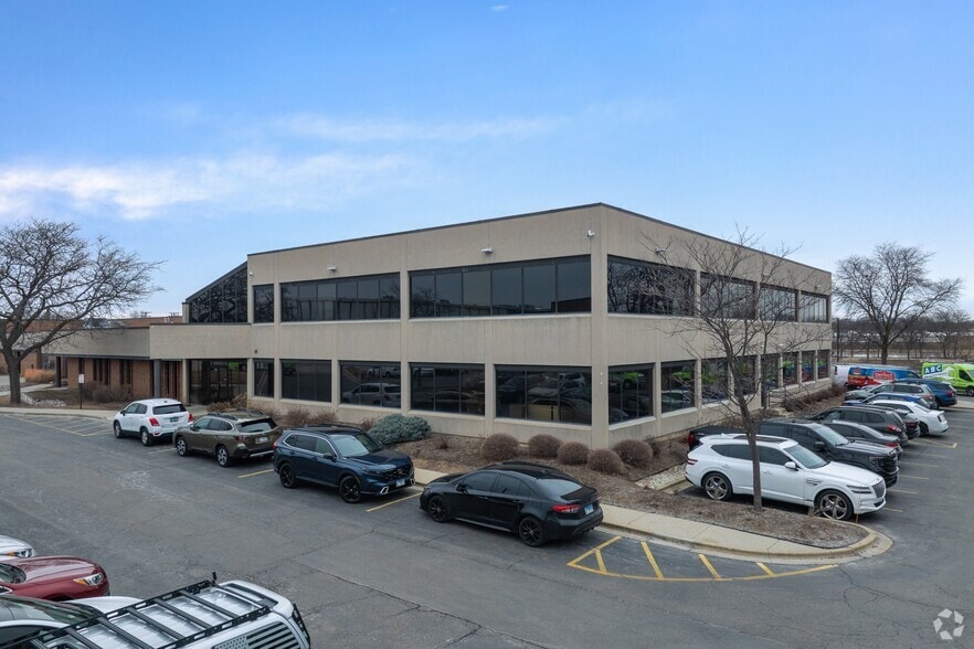 220 W Campus Dr, Arlington Heights, IL à louer - Photo du bâtiment - Image 2 de 13