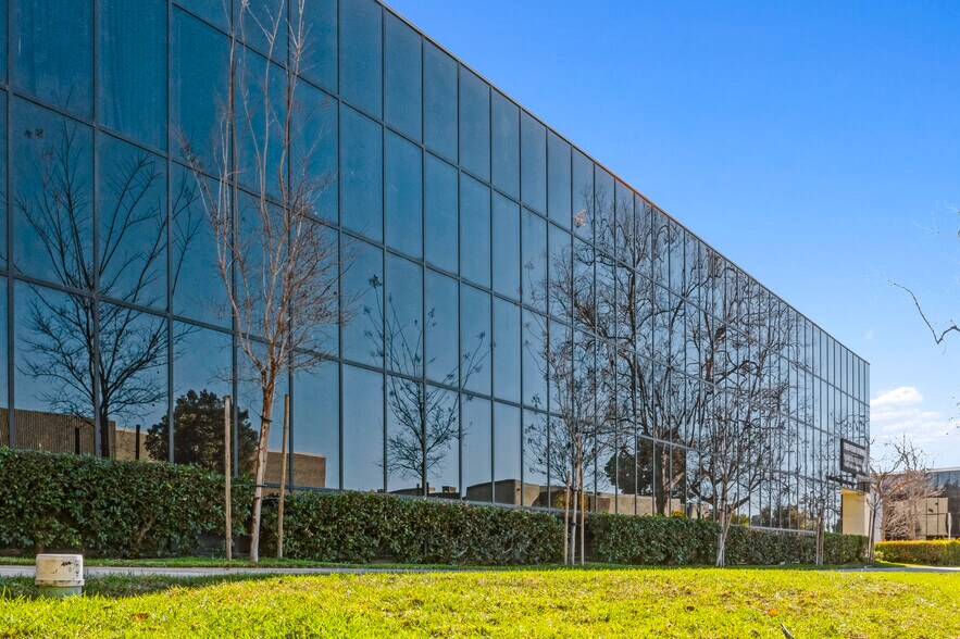 850 Flynn Rd, Camarillo, CA à vendre - Photo du bâtiment - Image 3 de 17