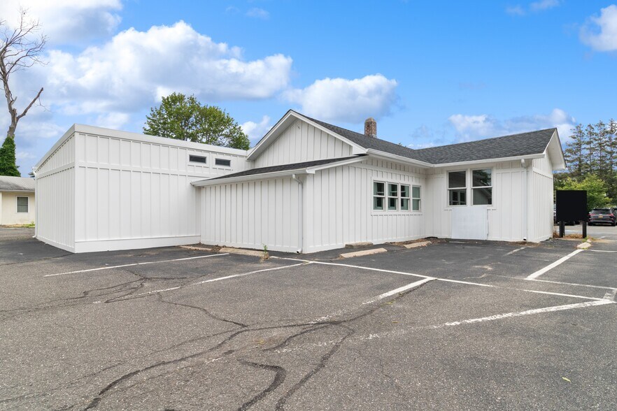 469 Main St, West Sayville, NY à vendre - Photo du bâtiment - Image 3 de 9