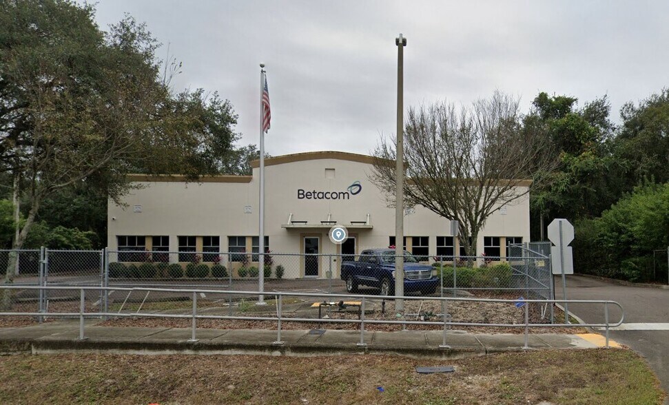 9331 E Fowler Ave, Thonotosassa, FL à louer - Photo du bâtiment - Image 1 de 7