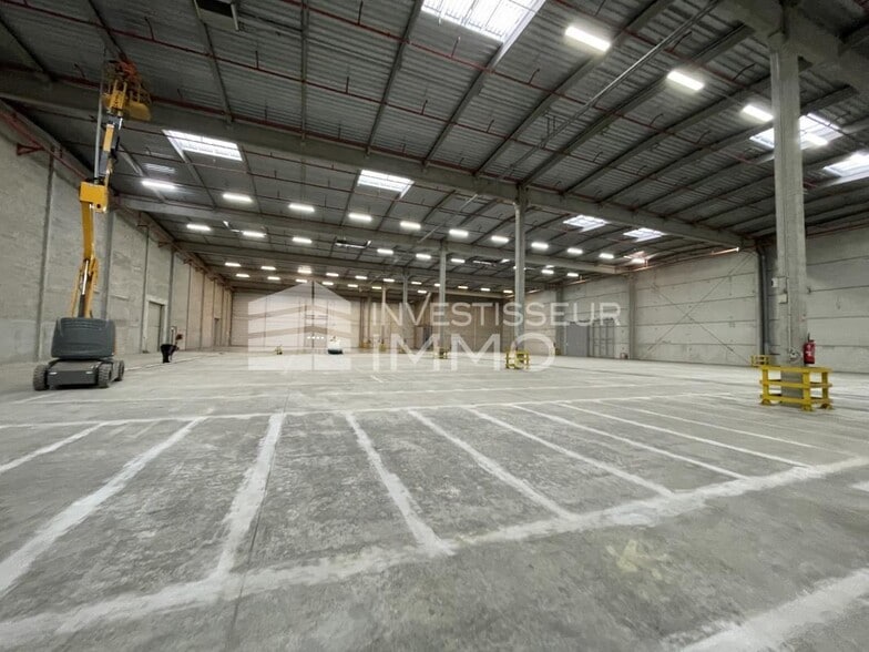 Industrial in Roissy-en-Brie for lease - Interior Photo - Image 1 of 7