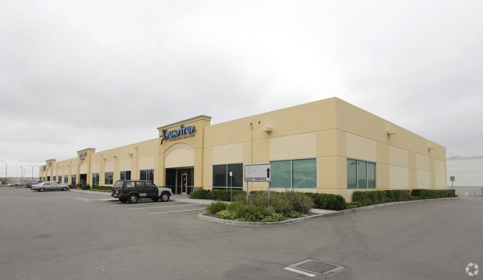 2500 Embarcadero, Oakland, CA for lease - Building Photo - Image 3 of 5
