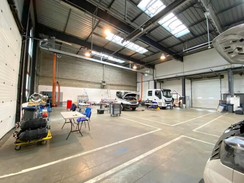 Flex dans Élancourt à louer - Photo du bâtiment - Image 2 de 14